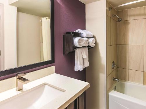 een badkamer met een wastafel en een spiegel bij La Quinta by Wyndham Colorado Springs North in Colorado Springs