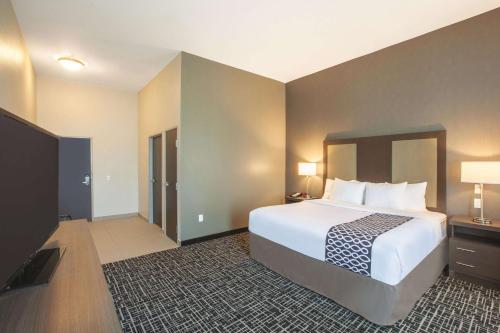 a bedroom with a large white bed in a room at La Quinta by Wyndham San Marcos Outlet Mall in San Marcos