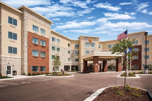 a rendering of the front of a hotel with a parking lot at La Quinta by Wyndham St. Paul-Woodbury in Woodbury