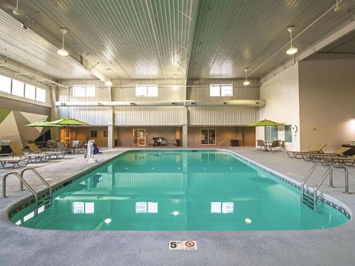 La Quinta by Wyndham Cincinnati Sharonville في شارونفيل: مسبح كبير في مبنى كبير