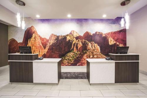Лобби или стойка регистрации в La Quinta by Wyndham La Verkin - Gateway to Zion