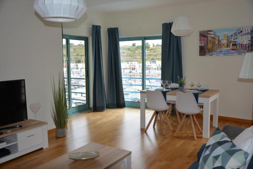 Stunning Apartment with Marina Views