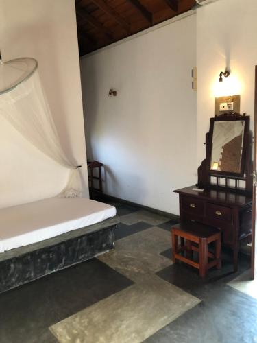 Un dormitorio con una cama y un televisor sobre una mesa. en Villa Araliya, en Negombo