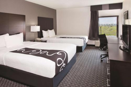 Кровать или кровати в номере La Quinta by Wyndham Charleston Riverview