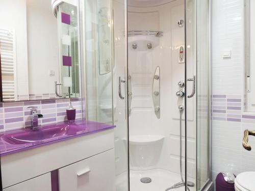 y baño con lavabo púrpura y ducha. en Precioso piso en Oviedo, Parking, Wifi y Netflix By DeLabra Apartments, en Oviedo