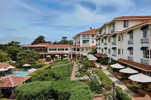 een luchtzicht op de binnenplaats van een hotel bij La Playa Hotel in Carmel