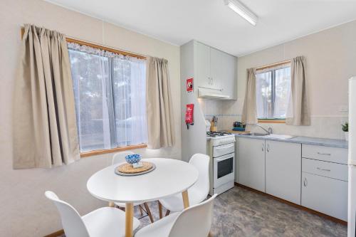 Kuchyň nebo kuchyňský kout v ubytování Mittagong Caravan Park