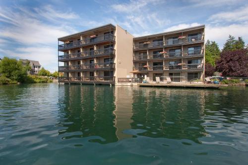 a building on a body of water at Lakeshore Inn in Lake Oswego