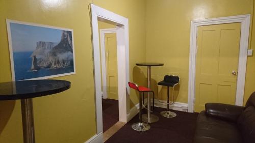 Χώρος καθιστικού στο Backpackers Imperial Hotel