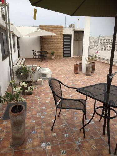 a patio with a table and chairs on a brick patio at Mi Depa Canela en pleno Centro de la Ciudad in Ciudad Valles