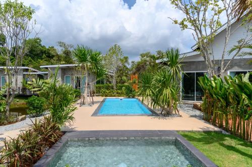 una piscina en el patio trasero de una casa en Loftpical Resort en Phuket
