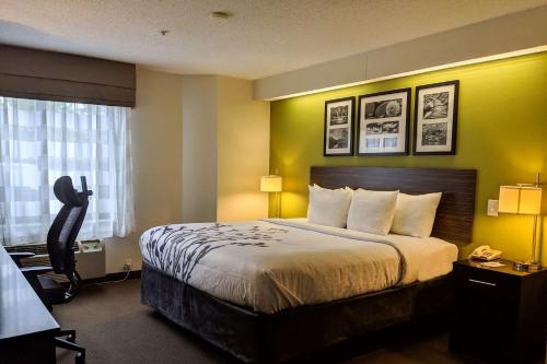 Кровать или кровати в номере Sleep Inn Woodbridge - Potomac Mills