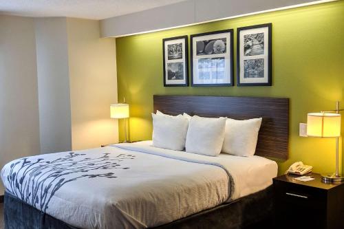 Кровать или кровати в номере Sleep Inn Woodbridge - Potomac Mills