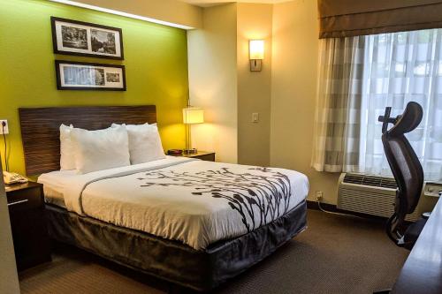 Кровать или кровати в номере Sleep Inn Woodbridge - Potomac Mills