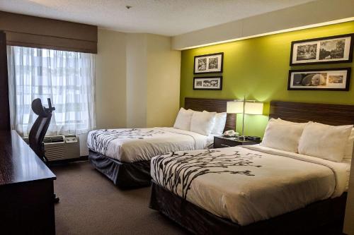 Кровать или кровати в номере Sleep Inn Woodbridge - Potomac Mills