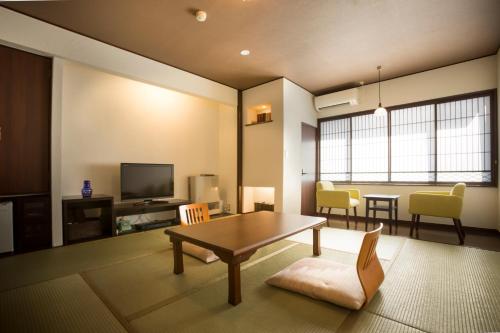 Télévision ou salle de divertissement dans l'établissement Tateshina Shinyu Onsen