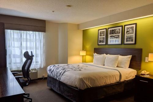 Кровать или кровати в номере Sleep Inn Woodbridge - Potomac Mills