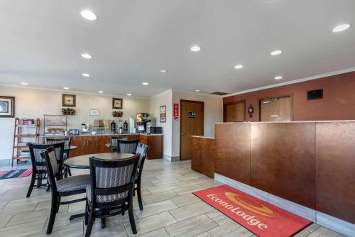 a dining room and kitchen with a table and chairs at Econo Lodge Lexington Southeast in Lexington