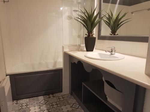 une salle de bain avec un lavabo, des toilettes et une baignoire dans l'établissement Appartement piscine mer montagne, aux Issambres