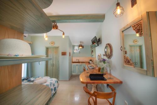 Posteľ alebo postele v izbe v ubytovaní Gregos Rooftop Suite City Center w. Sea View