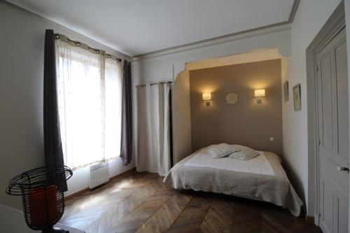 a bedroom with a bed and a large window at Wheel River in L'Isle-sur-la-Sorgue