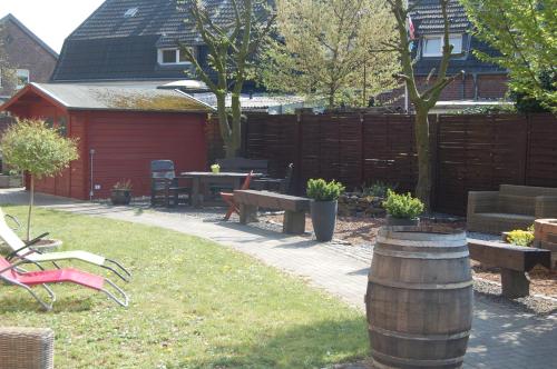 a backyard with benches and a picnic table and a fence at Stadthotel am Bühnenhaus in Kevelaer