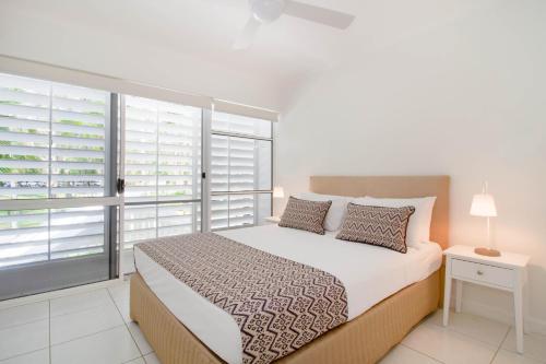 Ένα ή περισσότερα κρεβάτια σε δωμάτιο στο The White House Port Douglas