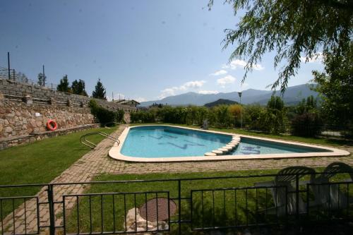 - une piscine dans la cour d'une maison dans l'établissement Fonda Matía, à Bellver de Cerdanya