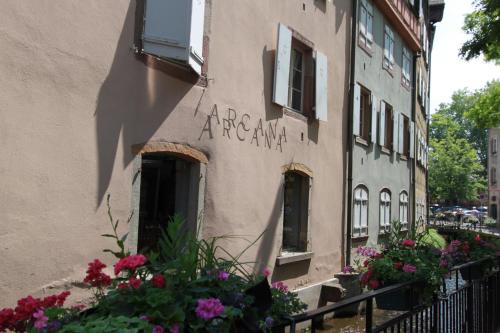 a building with flowers on the side of it at Subtil insolite in Colmar