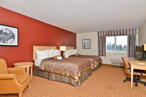Un pat sau paturi într-o cameră la Clackamas Inn and Suites