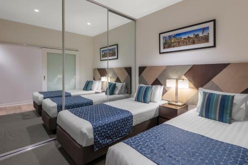 Postel nebo postele na pokoji v ubytování Wyndham Hotel Melbourne