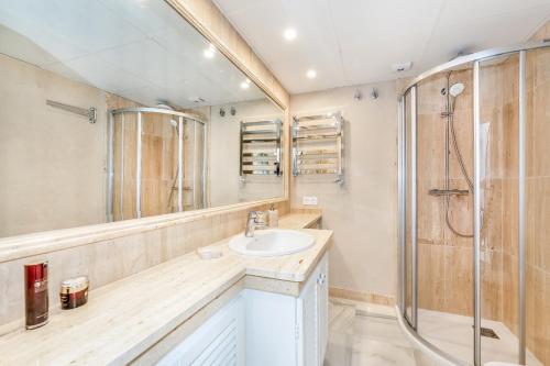 Un baño de Luxury Townhouse Golden Mile