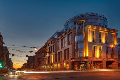 un edificio en una calle de la ciudad por la noche en Statskij Sovetnik Hotel Zagorodnyy, en San Petersburgo
