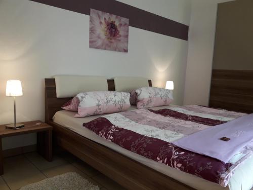 Un dormitorio con una cama con dos almohadas encima. en Ferienwohnung Am Rauenstein, en Struppen
