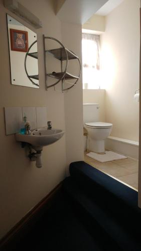 a bathroom with a sink and a toilet at The Three Horseshoes in Drayton Parslow