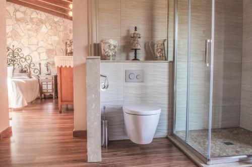 Koupelna v ubytování Alzina Villa 5 bedrooms with pool in Sa Coma Bunyola at the foot of the Sierra de Tramuntana but close to Palma
