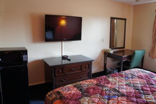 TV/Unterhaltungsangebot in der Unterkunft Coratel Inn and Suites Maple Grove
