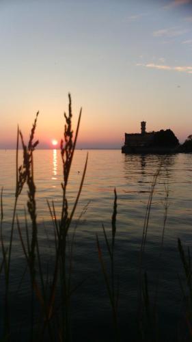 a sunset over the water with a boat in the distance at Auszeit am See in Langenargen