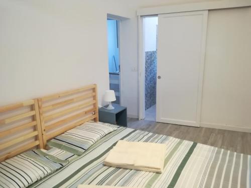 A bed or beds in a room at Casa degli Avi,da zio Nino nel Borgo Marinaro