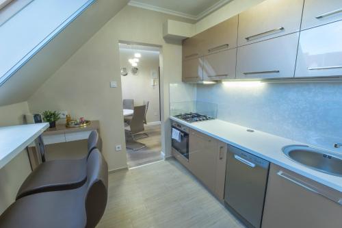 cocina con fregadero y encimera en Glamour Apartman, en Eger