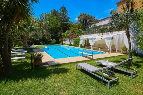 una piscina nel cortile di una casa di B&b Mondello Resort a Palermo