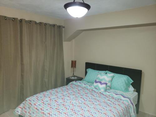 - une chambre avec un lit et une couette bleue dans l'établissement Cozy apartment near the beach #1, à Fajardo