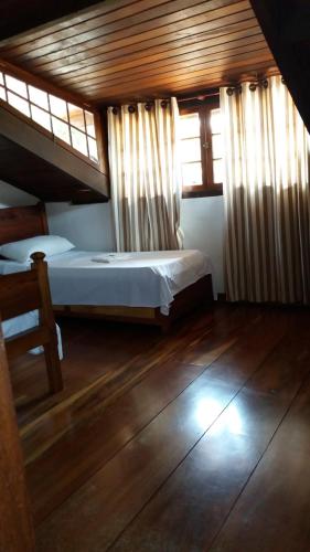 a bedroom with two bunk beds and a window at Casa Centro Historico in Paraty