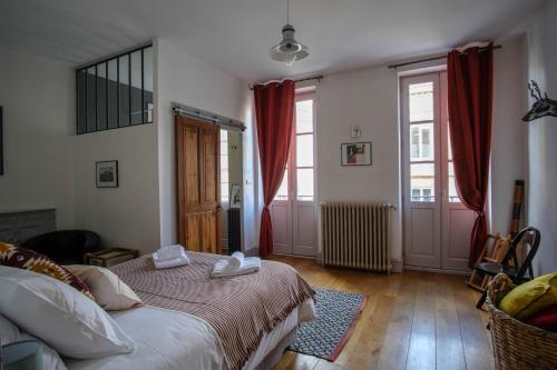 une chambre avec un lit avec deux serviettes dessus dans l'établissement Ingres by Cocoonr, à Toulouse