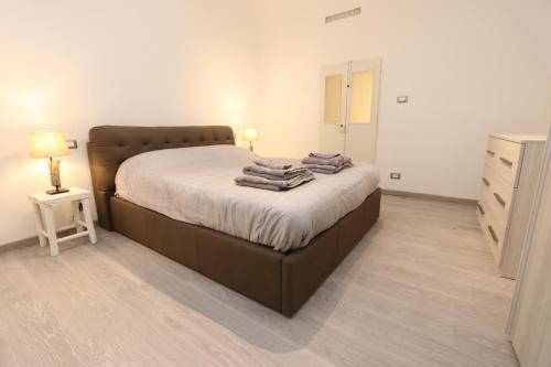 Ліжко або ліжка в номері Lovely Apt Really Downtown - FREE PRIVATE PARKING INCLUDED! -