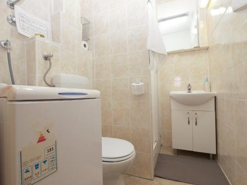 een kleine badkamer met een toilet en een wastafel bij Apartment Suzana 1849 in Fažana