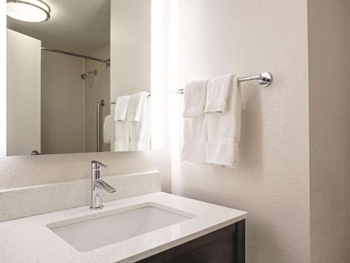 Bathroom sa La Quinta by Wyndham Baltimore N / White Marsh