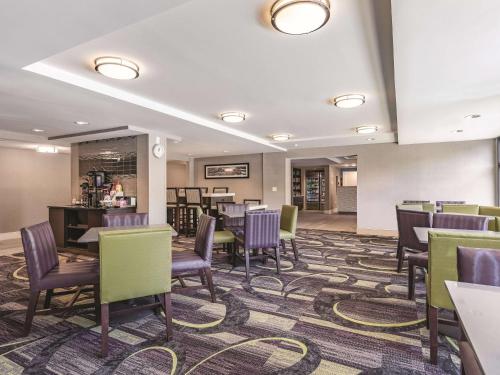 a lobby with chairs and tables and a bar at La Quinta by Wyndham Salem NH in Salem