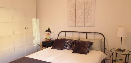 ein Schlafzimmer mit einem Bett mit braunen Kissen darauf in der Unterkunft Casa Di Marco in Como