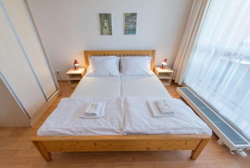 een slaapkamer met een bed met twee handdoeken erop bij Apartmán U Lázní D23 in Třeboň